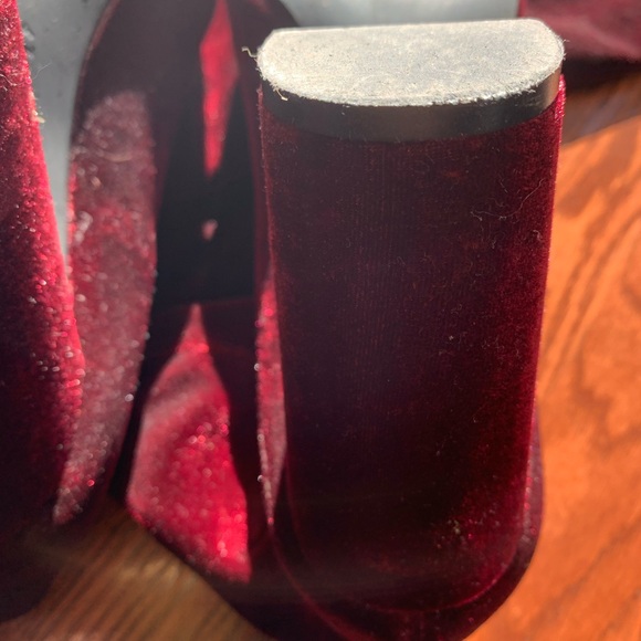 Fall 2025 colour trend 

Zara women over the knee boot : maroon/ burgundy - Picture 3 of 8